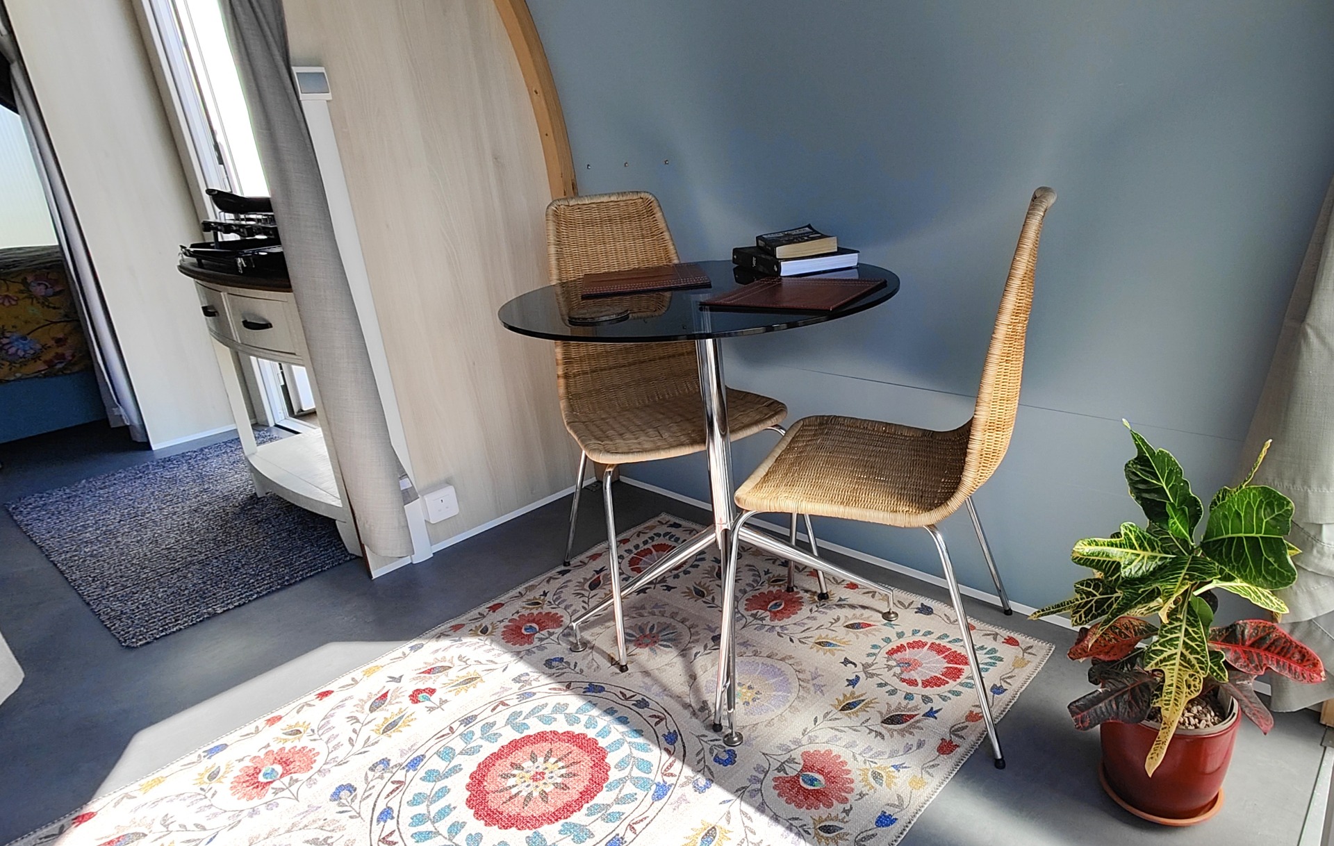 Bistro Table Coco Pod