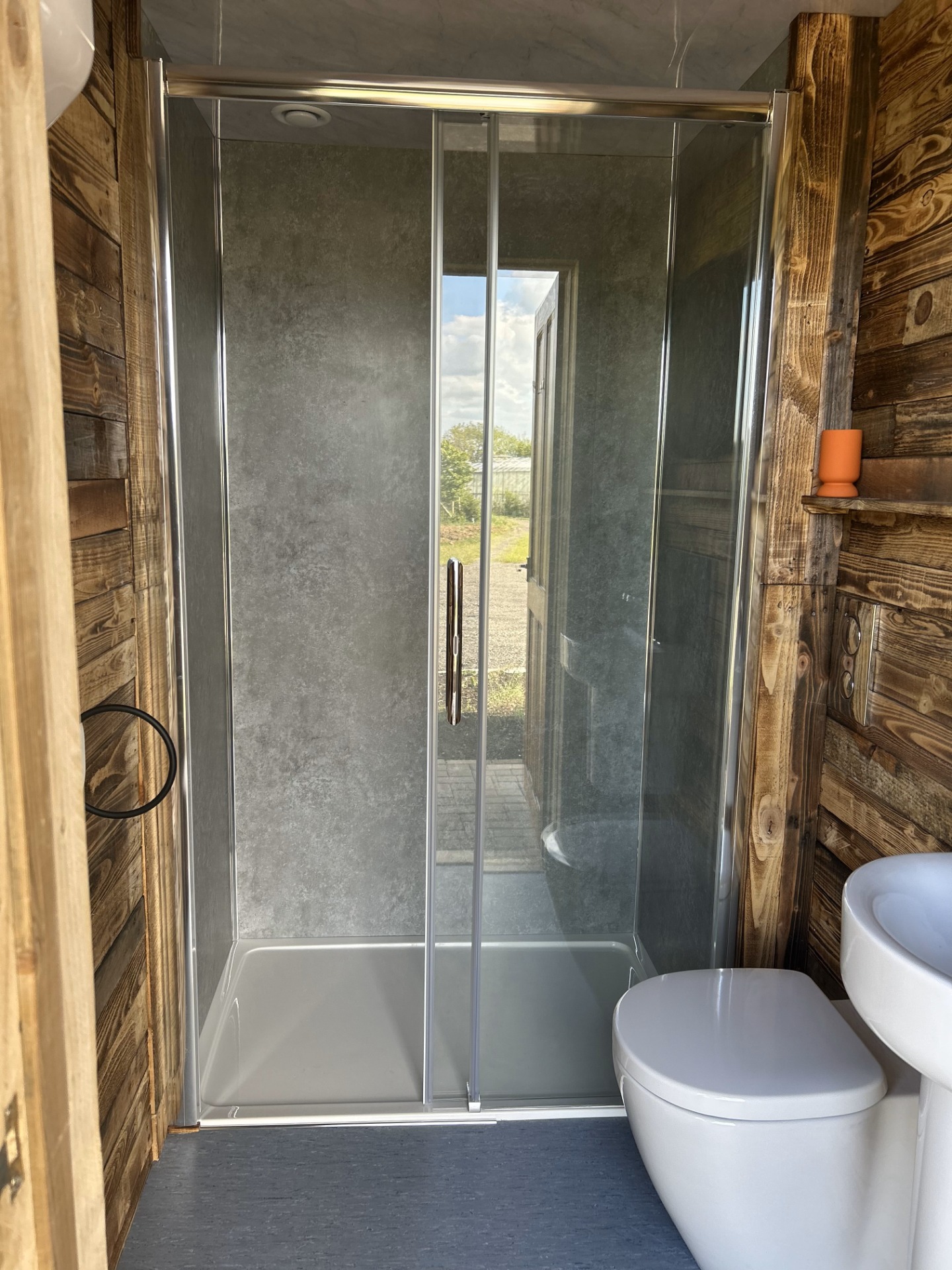 Shower/Toilet room