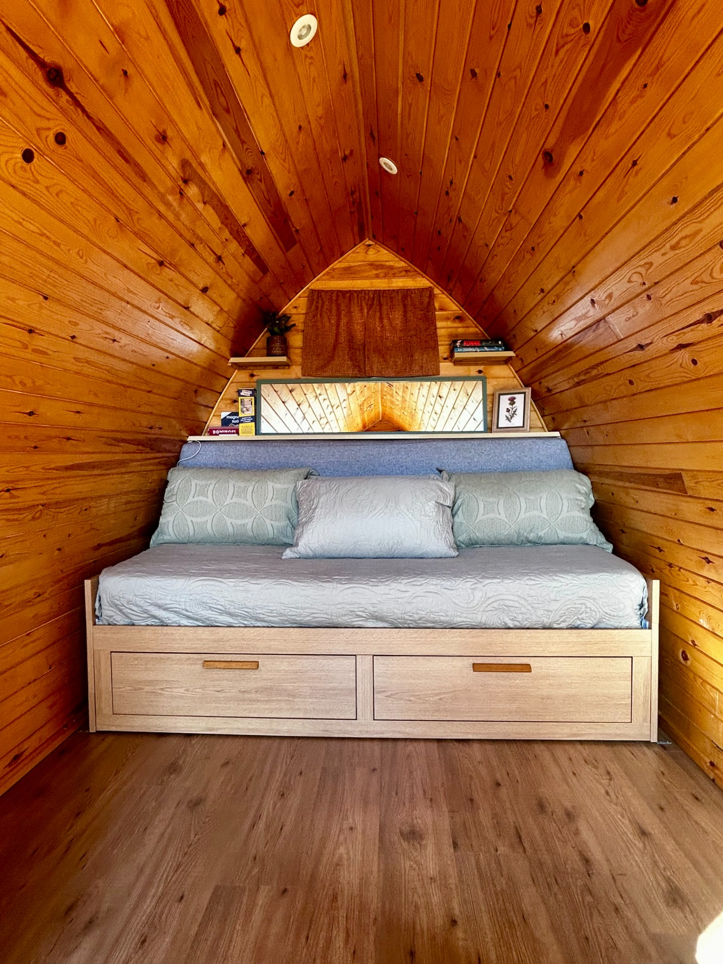 Thistle Pod Daybed / Sofa