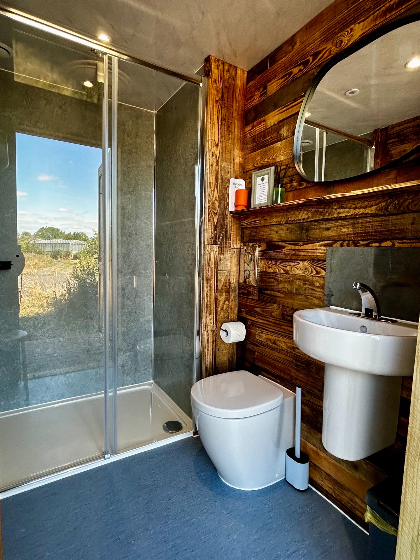 Toilet / Shower room 2 (Shared Facilities)